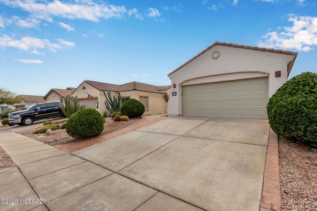 Image 5 of property listing at 565 W Calle Media Luz, Sahuarita, AZ 85629