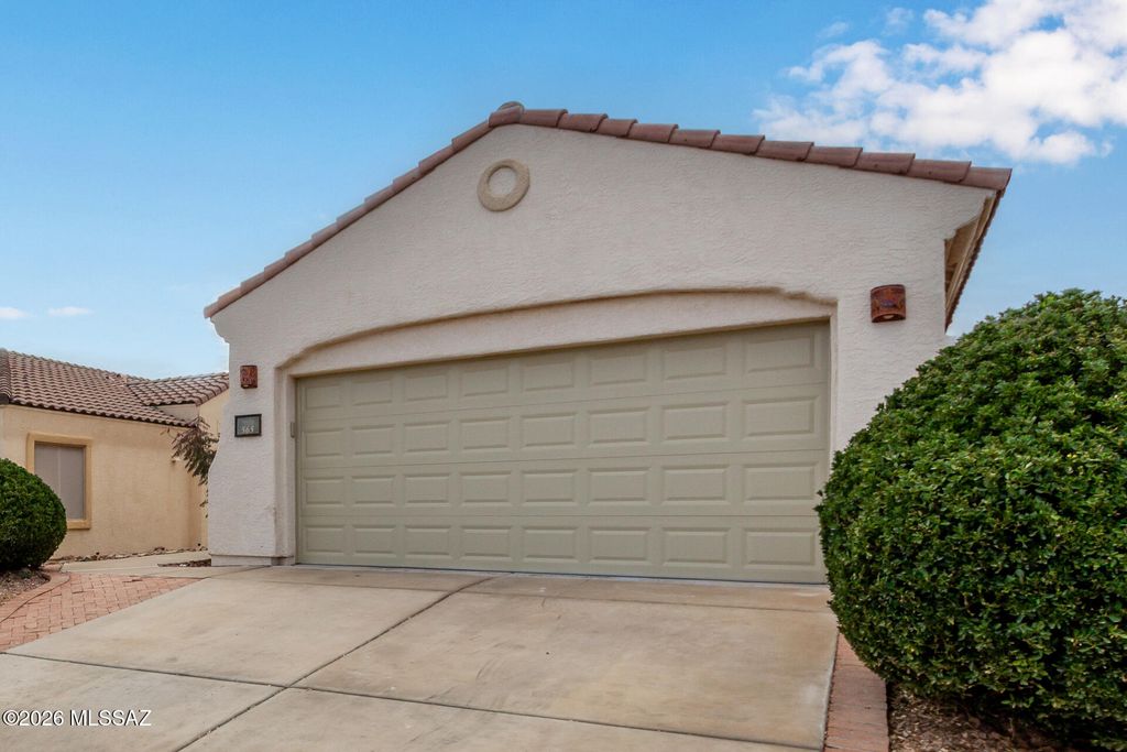 Image 6 of property listing at 565 W Calle Media Luz, Sahuarita, AZ 85629