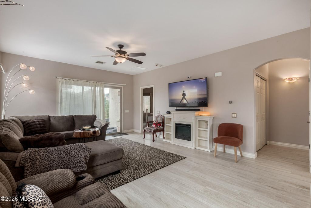 Image 7 of property listing at 565 W Calle Media Luz, Sahuarita, AZ 85629