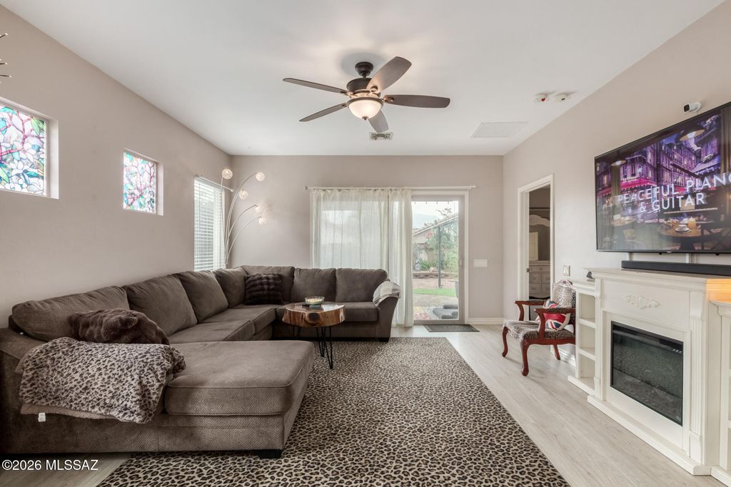 Image 9 of property listing at 565 W Calle Media Luz, Sahuarita, AZ 85629
