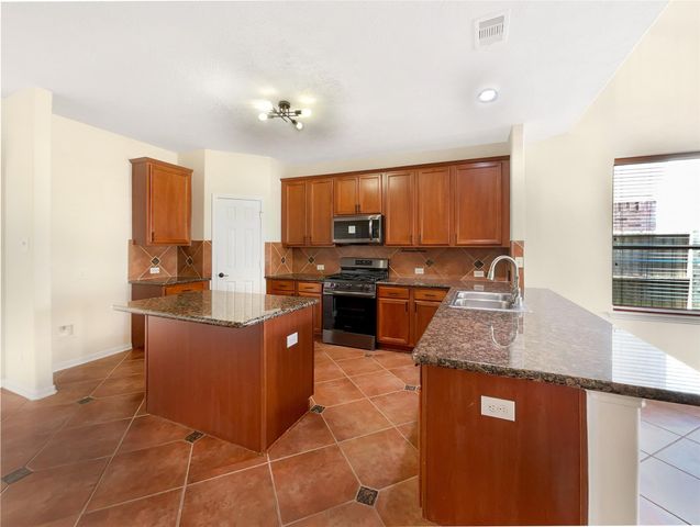 7 Huntington Bend Drive, Manvel, TX 77578