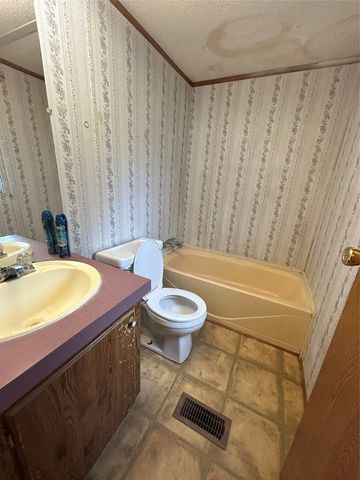 607 W Highland Avenue, Comanche, TX 76442