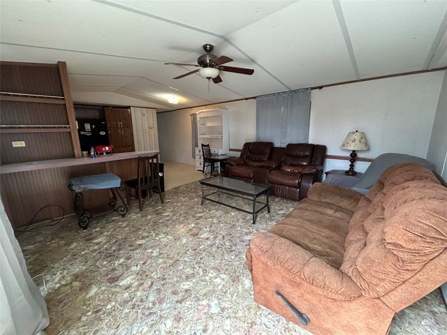 607 W Highland Avenue, Comanche, TX 76442