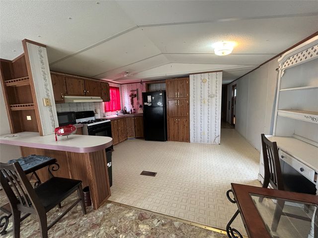 607 W Highland Avenue, Comanche, TX 76442