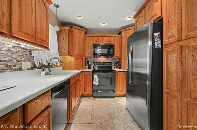 1275 Shoman Street, Waterford, MI 48327