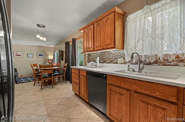 1275 Shoman Street, Waterford, MI 48327
