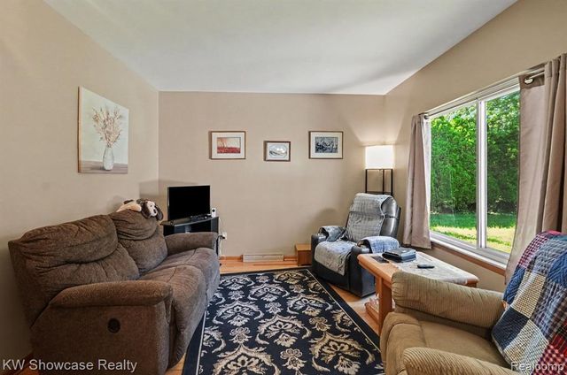 1275 Shoman Street, Waterford, MI 48327