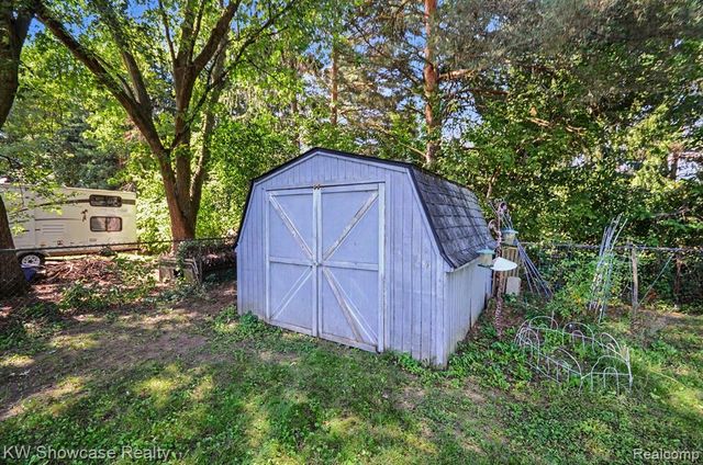 1275 Shoman Street, Waterford, MI 48327