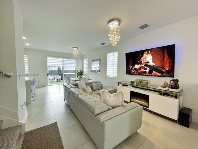 7243 NW 103rd Path, Doral, FL 33178