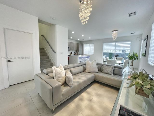 7243 NW 103rd Path, Doral, FL 33178