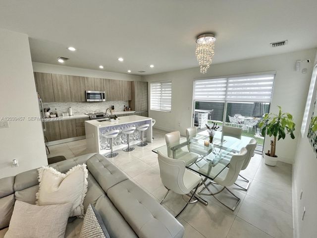 7243 NW 103rd Path, Doral, FL 33178