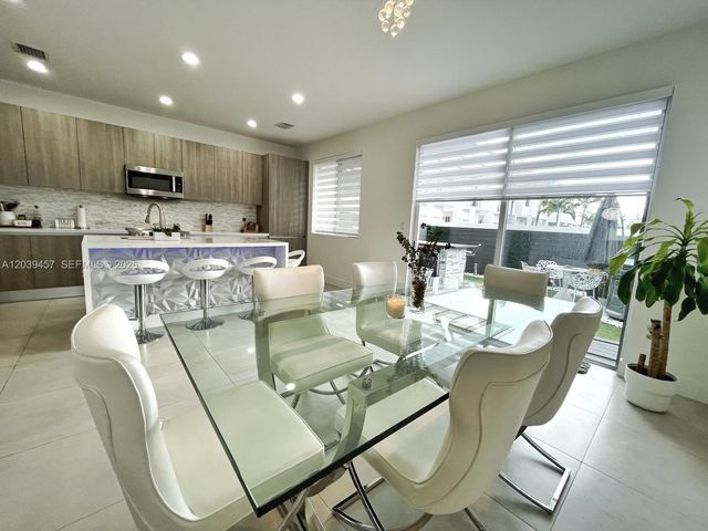 7243 NW 103rd Path, Doral, FL 33178