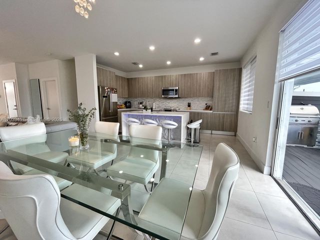 7243 NW 103rd Path, Doral, FL 33178