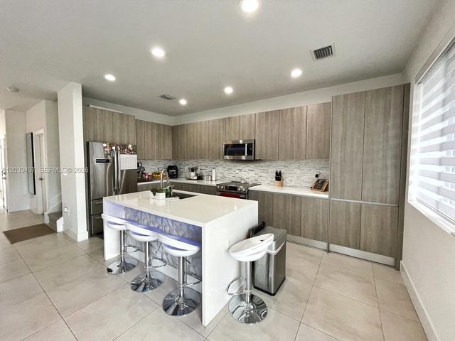 7243 NW 103rd Path, Doral, FL 33178