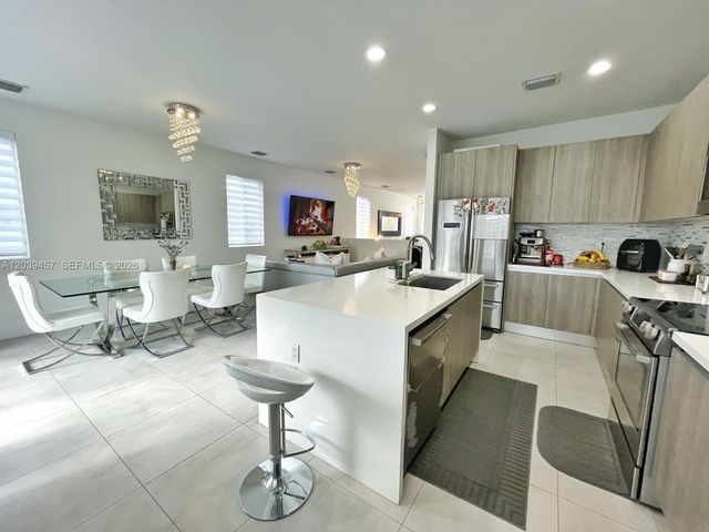 7243 NW 103rd Path, Doral, FL 33178