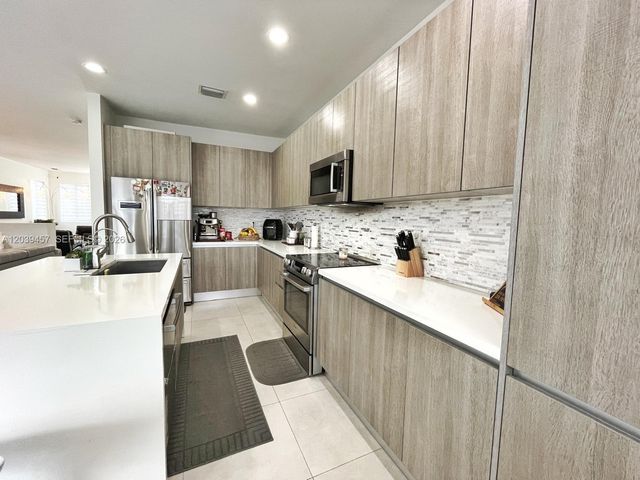 7243 NW 103rd Path, Doral, FL 33178