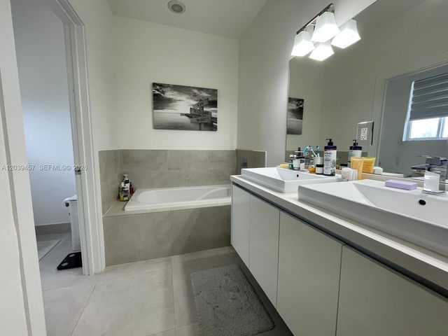 7243 NW 103rd Path, Doral, FL 33178