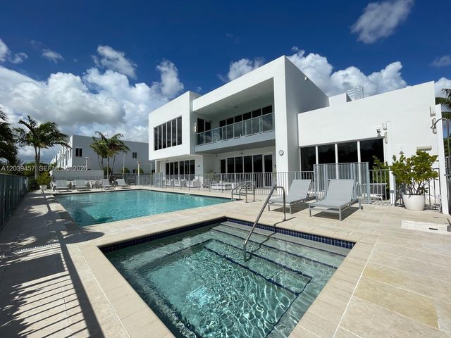 7243 NW 103rd Path, Doral, FL 33178