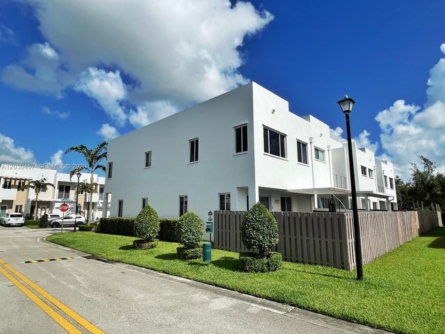 7243 NW 103rd Path, Doral, FL 33178