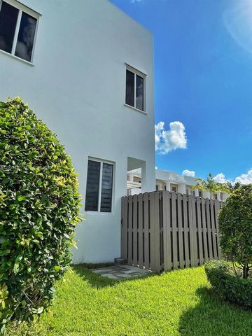 7243 NW 103rd Path, Doral, FL 33178