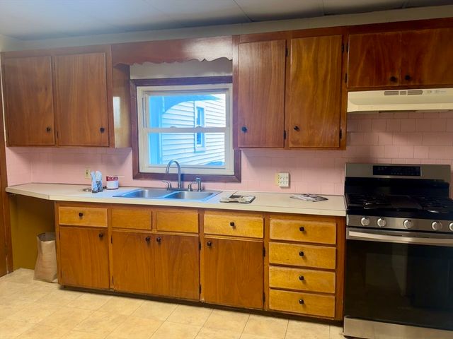 148 Maxfield St 1W, New Bedford, MA 02740