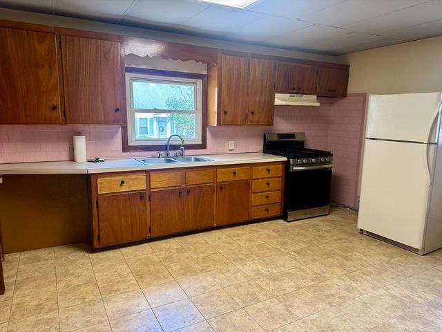 148 Maxfield St 1W, New Bedford, MA 02740