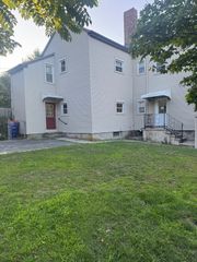 148 Maxfield St 1W, New Bedford, MA 02740