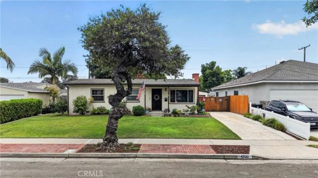 1700 W Ash, Fullerton, CA 92833
