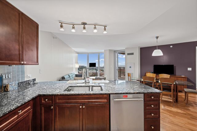 807 DAVIS Street 1608, Evanston, IL 60201