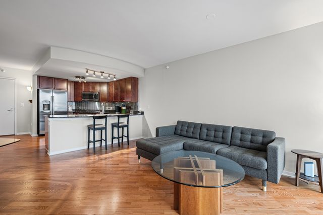 807 DAVIS Street 1608, Evanston, IL 60201