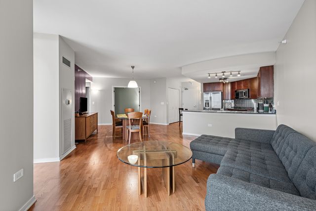 807 DAVIS Street 1608, Evanston, IL 60201