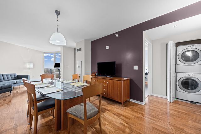 807 DAVIS Street 1608, Evanston, IL 60201