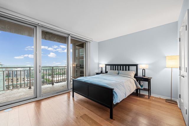 807 DAVIS Street 1608, Evanston, IL 60201