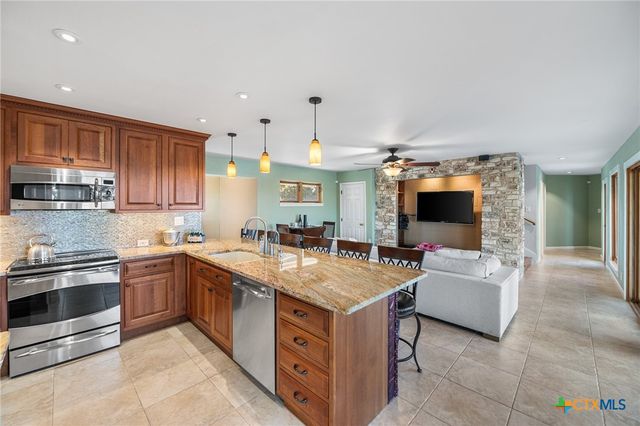 318 Remington Drive, Bergheim, TX 78004