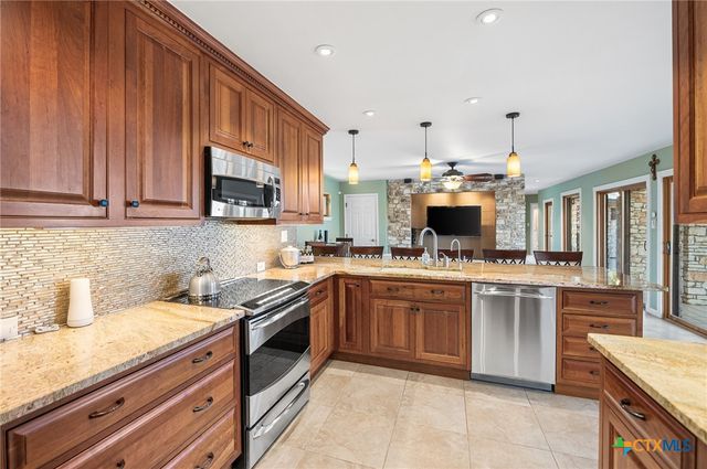 318 Remington Drive, Bergheim, TX 78004