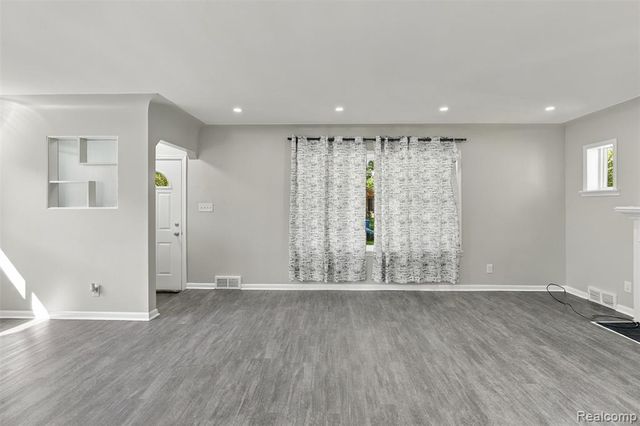 8300 Virgil Street, Dearborn Heights, MI 48127