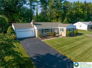 211 Flagstone Drive, Bethlehem City, PA 18017