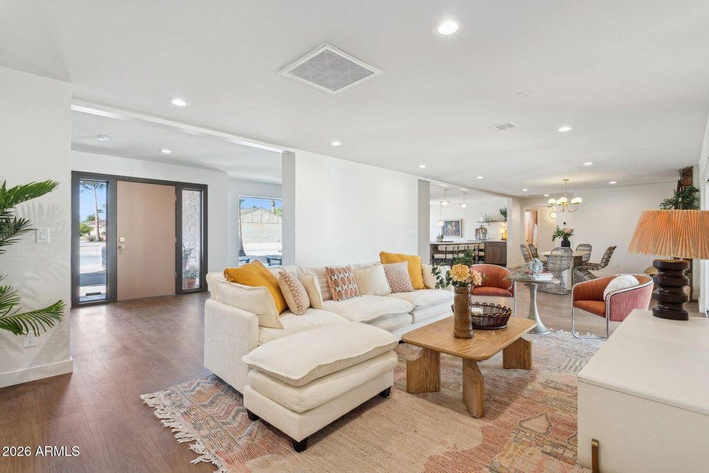 Image 16 of property listing at 11049 N 44TH Street, Phoenix, AZ 85028