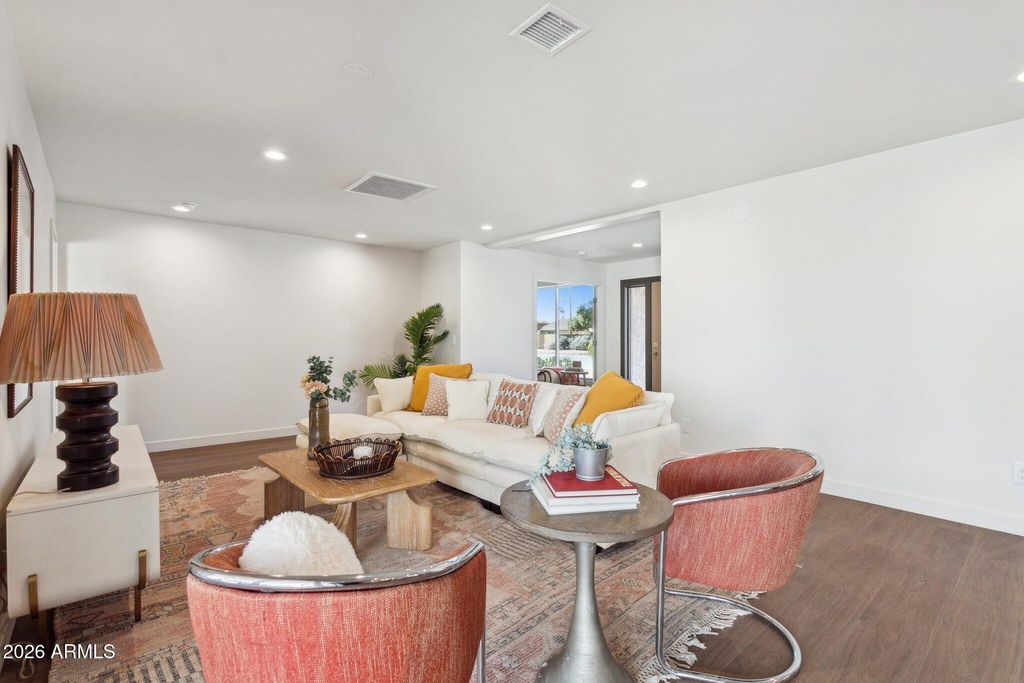 Image 17 of property listing at 11049 N 44TH Street, Phoenix, AZ 85028