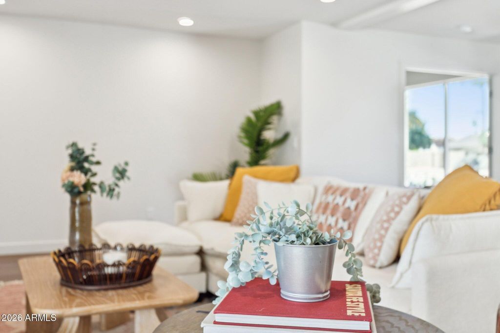 Image 18 of property listing at 11049 N 44TH Street, Phoenix, AZ 85028