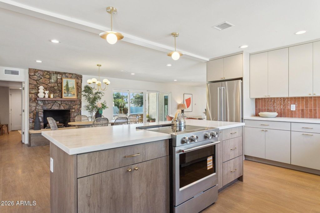 Image 25 of property listing at 11049 N 44TH Street, Phoenix, AZ 85028