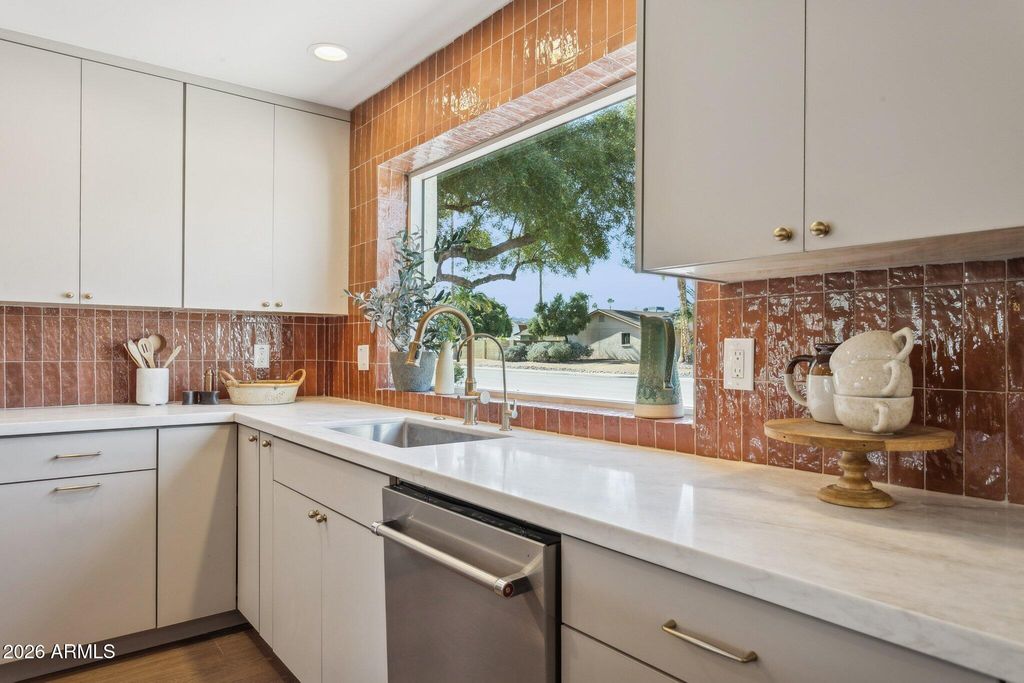 Image 26 of property listing at 11049 N 44TH Street, Phoenix, AZ 85028