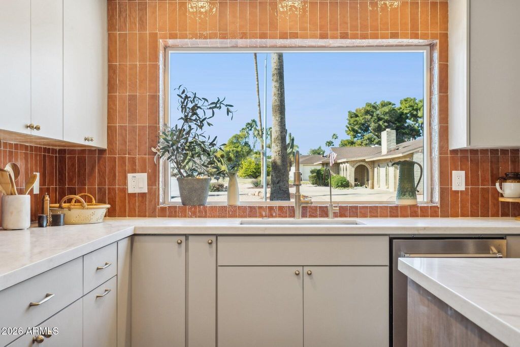 Image 28 of property listing at 11049 N 44TH Street, Phoenix, AZ 85028