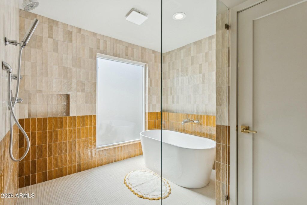 Image 3 of property listing at 11049 N 44TH Street, Phoenix, AZ 85028