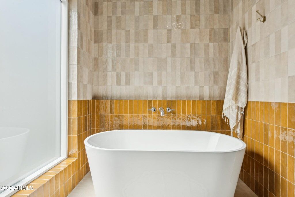 Image 4 of property listing at 11049 N 44TH Street, Phoenix, AZ 85028