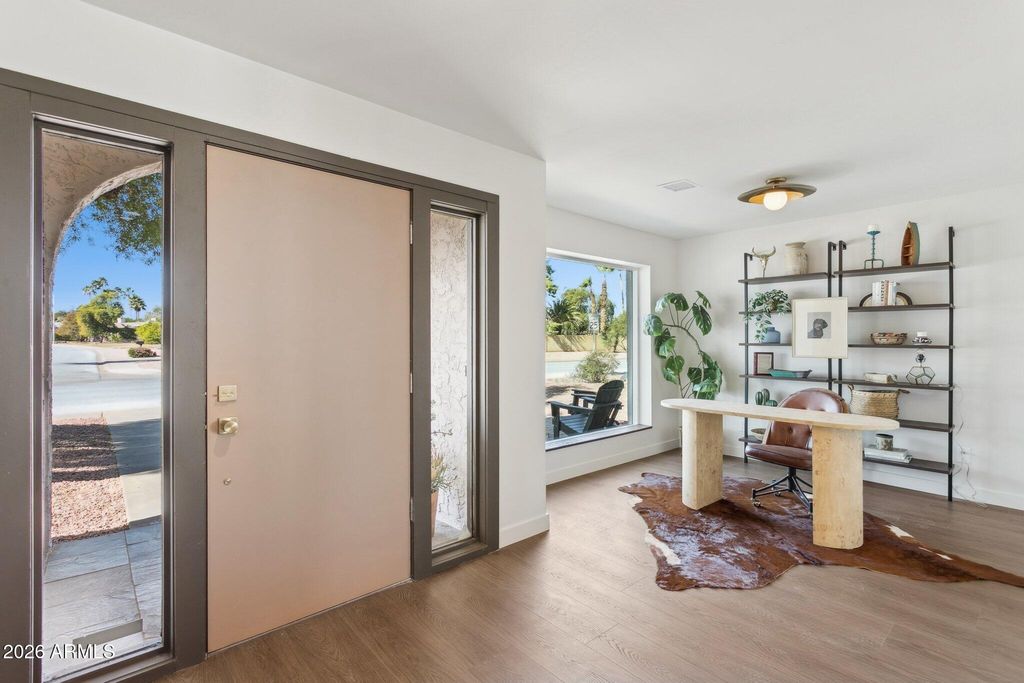 Image 7 of property listing at 11049 N 44TH Street, Phoenix, AZ 85028