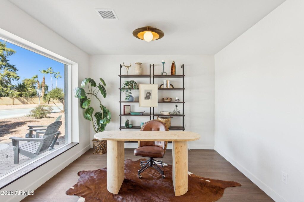 Image 9 of property listing at 11049 N 44TH Street, Phoenix, AZ 85028