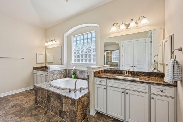 213 Lake Como DR, Lakeway, TX 78734