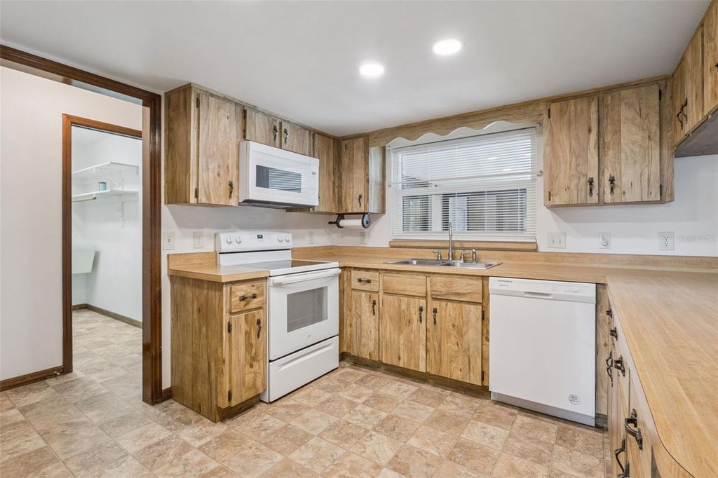 Image 8 of property listing at 35025 RAINTREE DRIVE, Fruitland Park, FL 34731