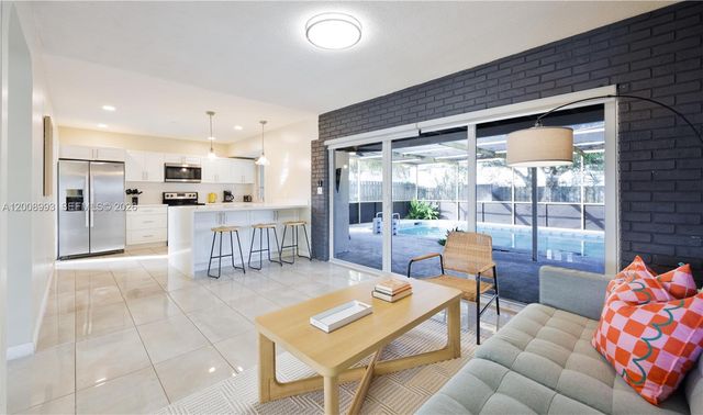 609 S Crescent Dr, Hollywood, FL 33021